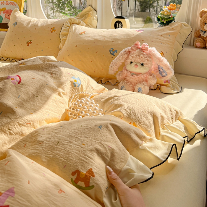 91家纺网 家纺一手货源 找家纺 莱越家纺 2026新款A类仿棉四件套古法水洗棉法式工艺花边四件套 童年木马