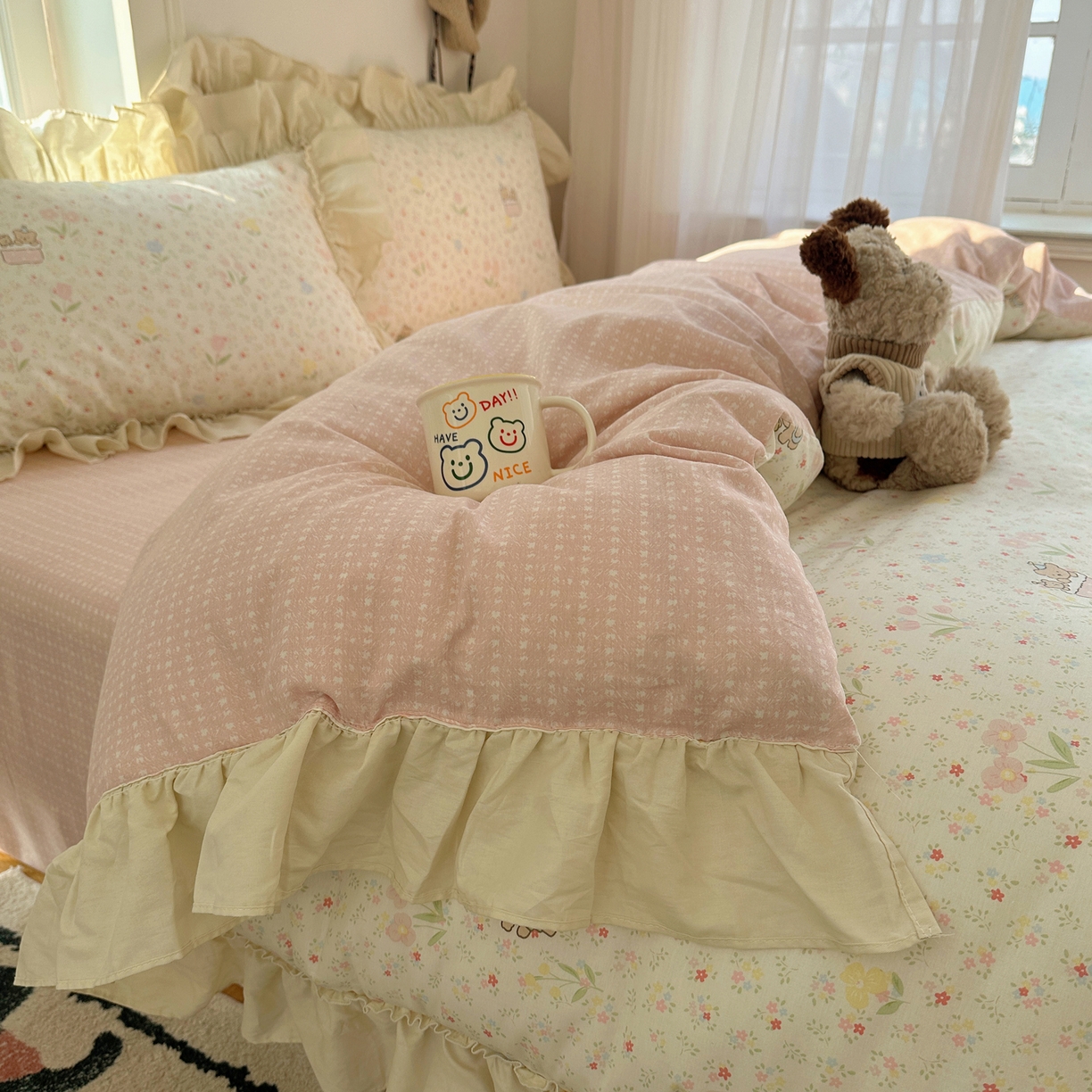 91家纺网 家纺一手货源 找家纺 瑞莱 2026春夏新款全棉纯棉印花韩系卡通花边四件套 丛间蜜语