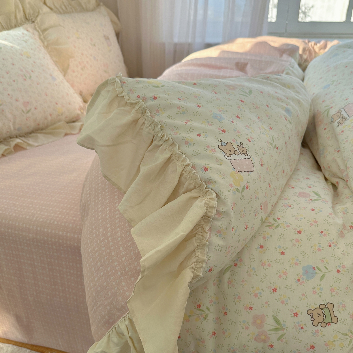 91家纺网 家纺一手货源 找家纺 瑞莱 2026春夏新款全棉纯棉印花韩系卡通花边四件套 丛间蜜语