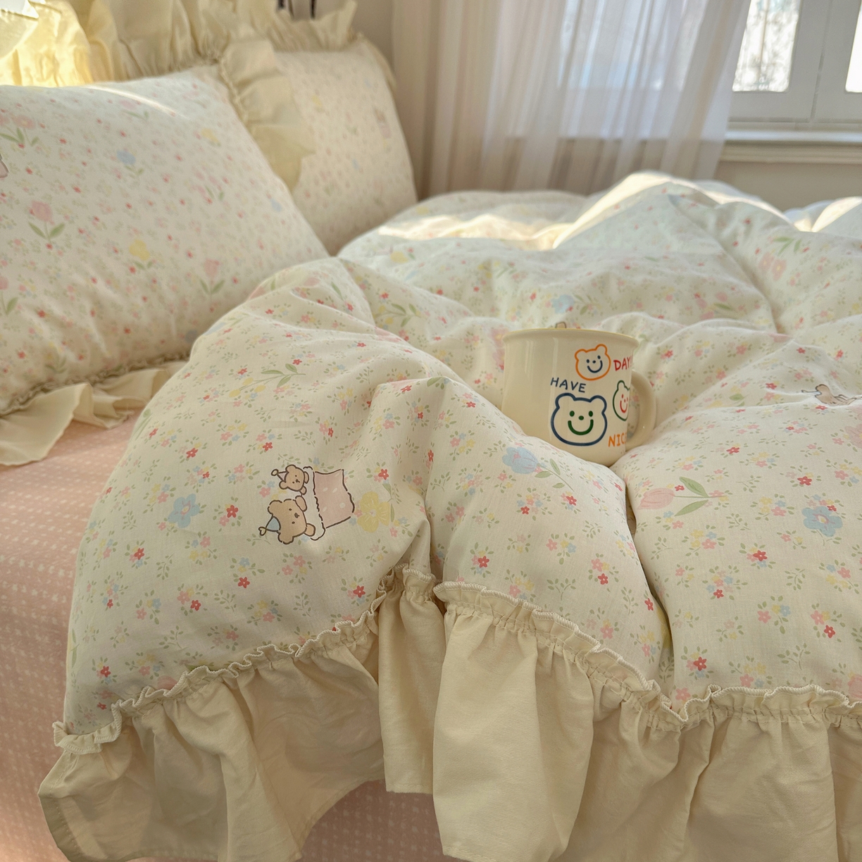 91家纺网 家纺一手货源 找家纺 瑞莱 2026春夏新款全棉纯棉印花韩系卡通花边四件套 丛间蜜语