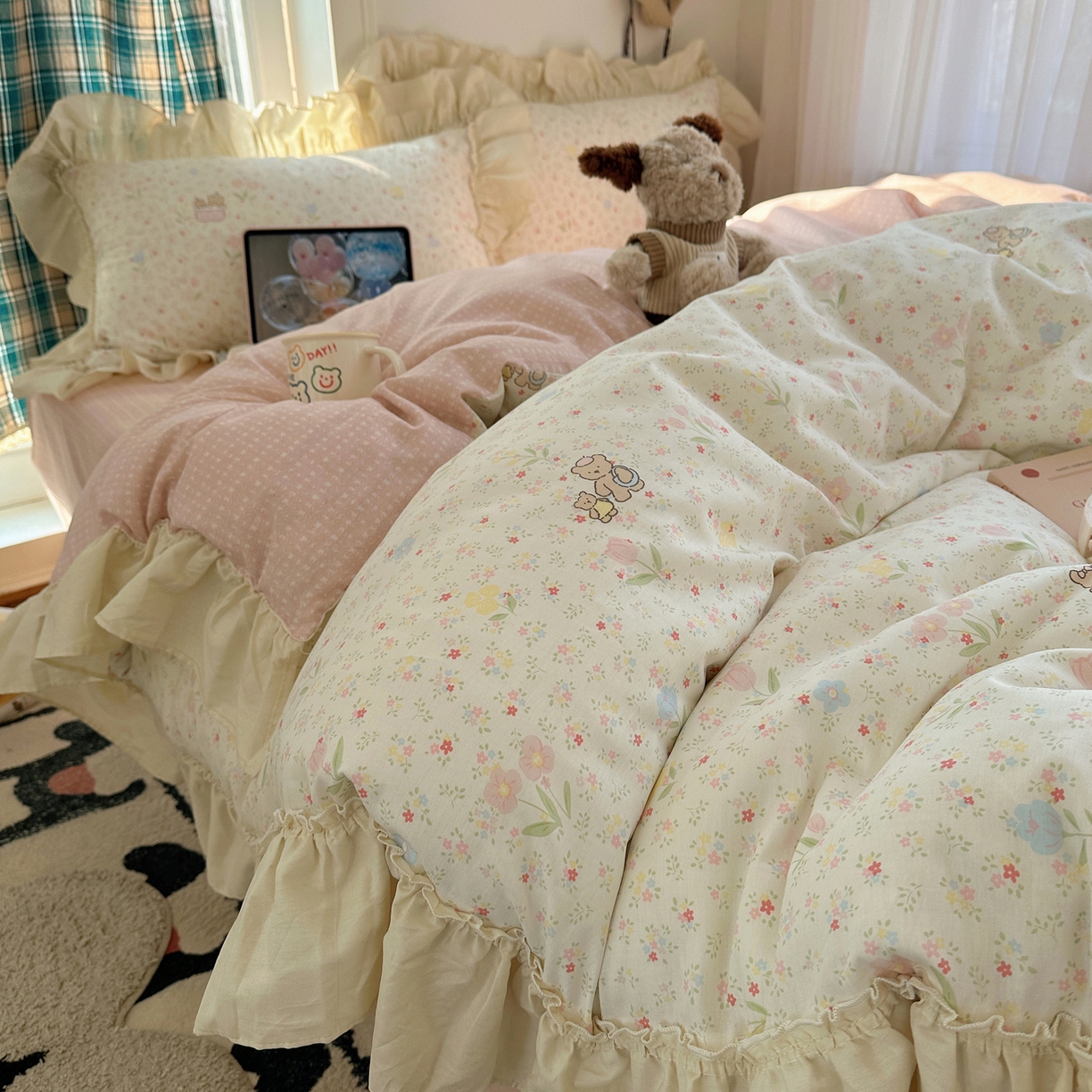 91家纺网 家纺一手货源 找家纺 瑞莱 2026春夏新款全棉纯棉印花韩系卡通花边四件套 丛间蜜语