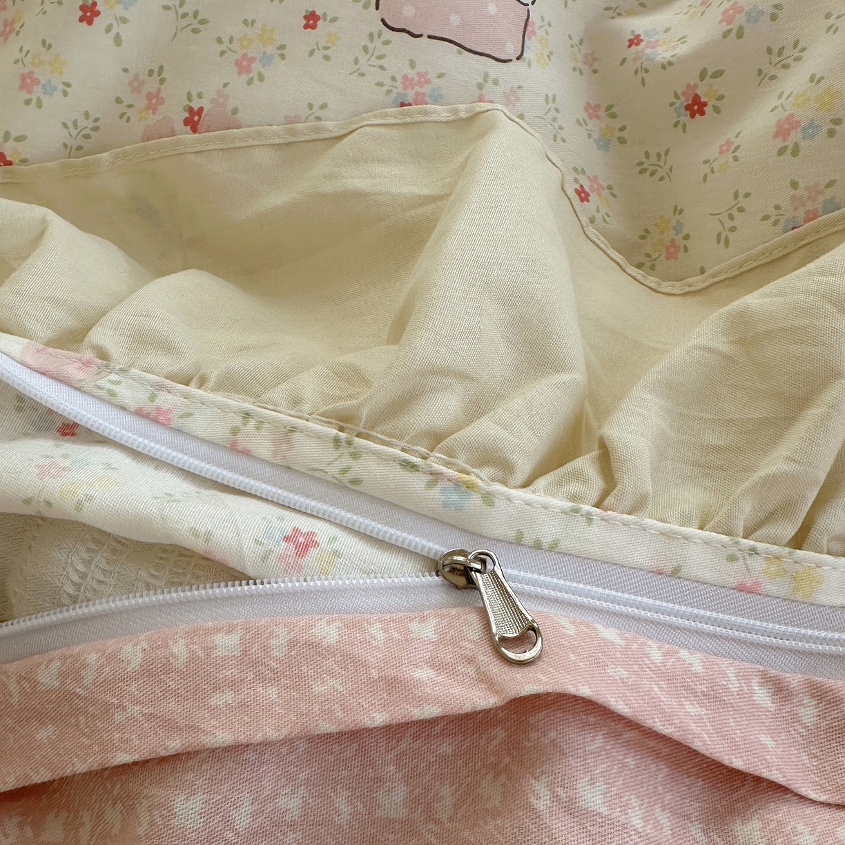 91家纺网 家纺一手货源 找家纺 瑞莱 2026春夏新款全棉纯棉印花韩系卡通花边四件套 丛间蜜语