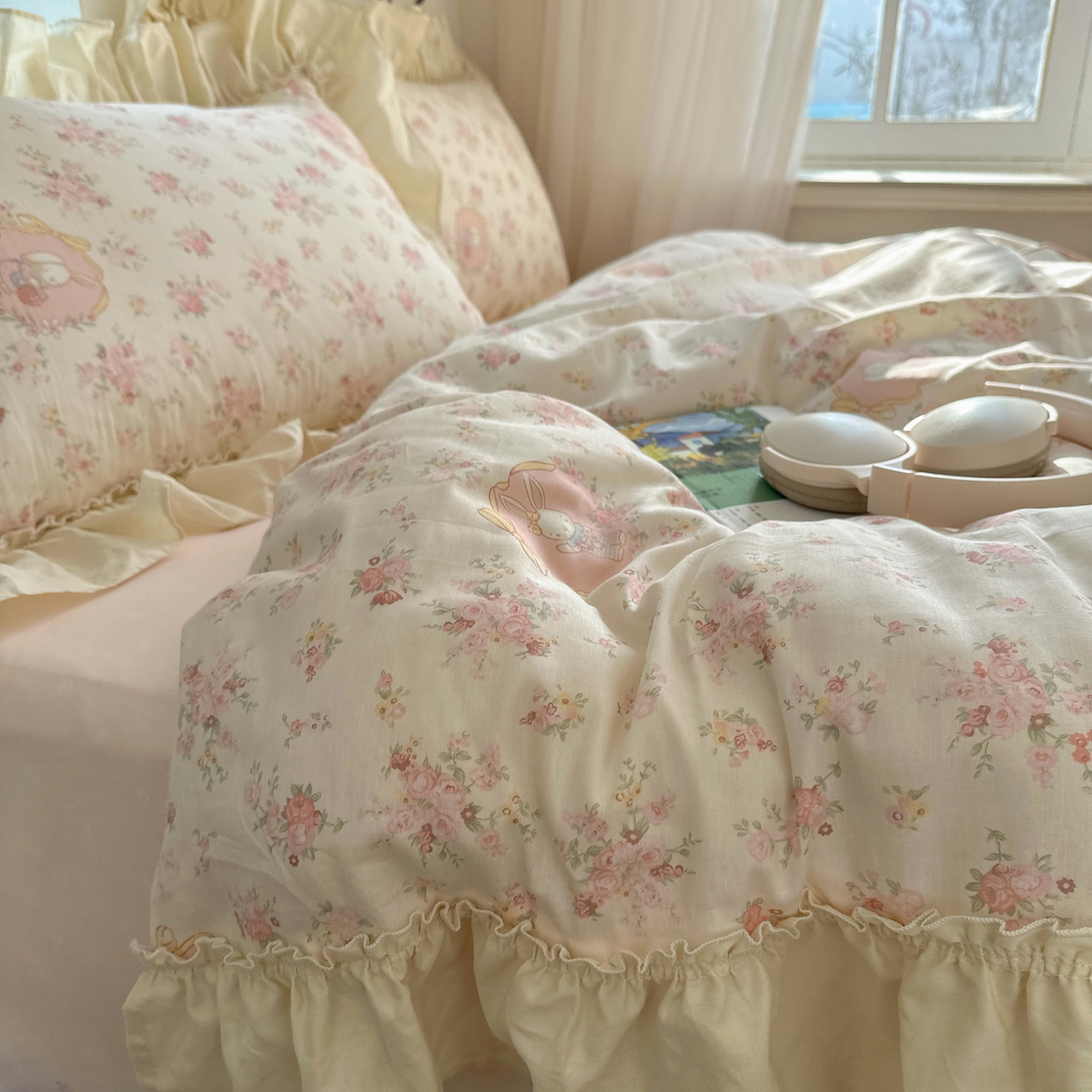 91家纺网 家纺一手货源 找家纺 瑞莱 2026春夏新款全棉纯棉印花韩系卡通花边四件套 爱丽丝花园