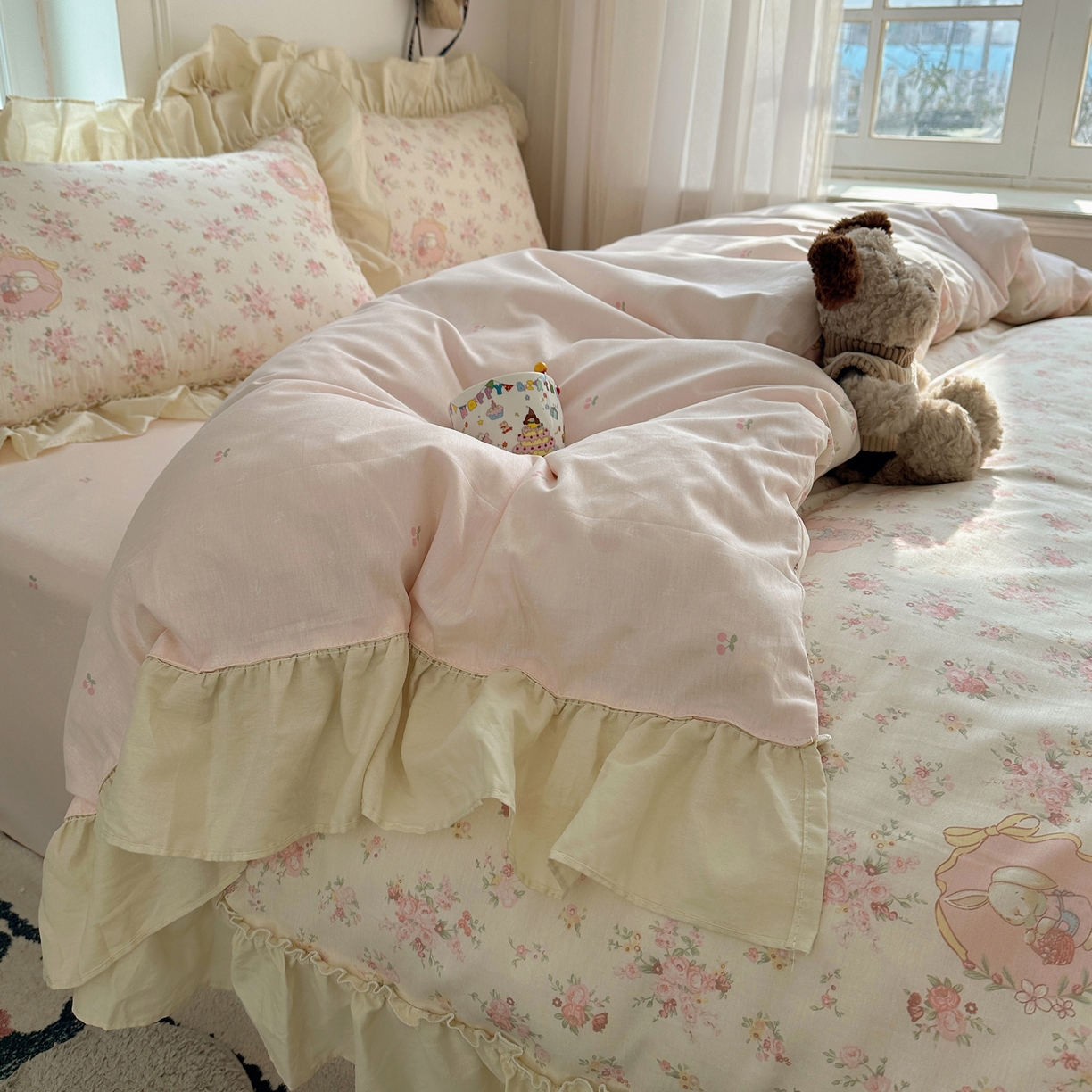 91家纺网 家纺一手货源 找家纺 瑞莱 2026春夏新款全棉纯棉印花韩系卡通花边四件套 爱丽丝花园