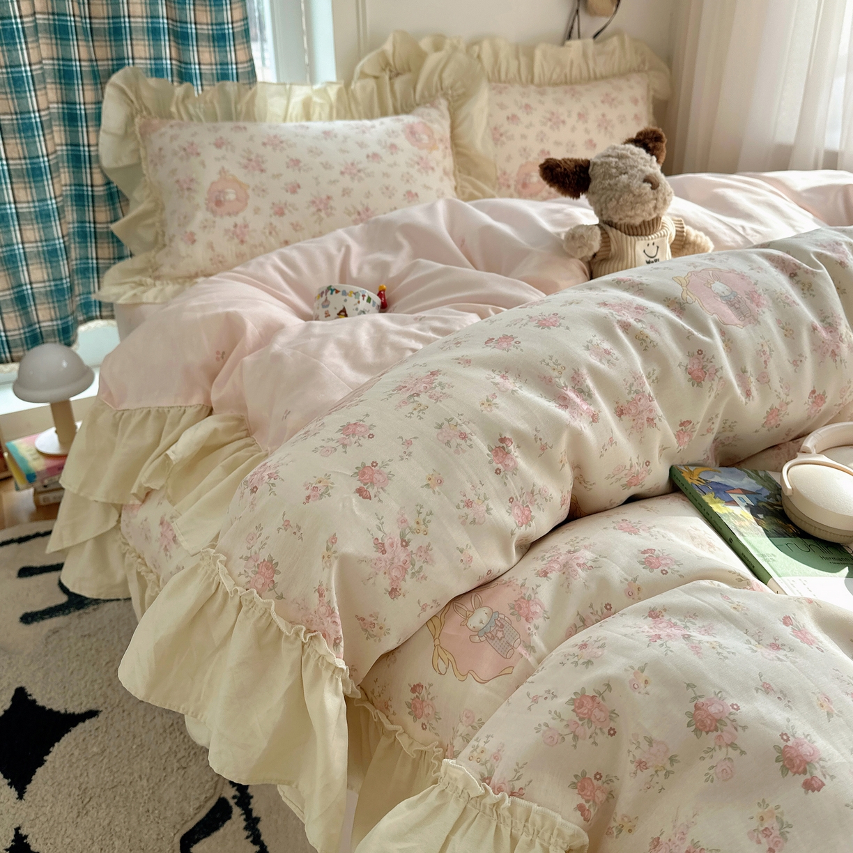 91家纺网 家纺一手货源 找家纺 瑞莱 2026春夏新款全棉纯棉印花韩系卡通花边四件套 爱丽丝花园