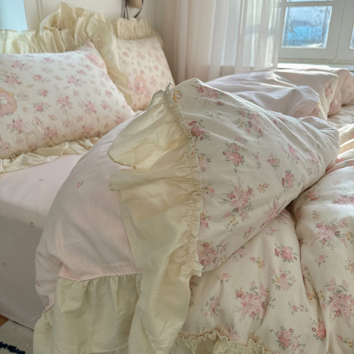 91家纺网 家纺一手货源 找家纺 瑞莱 2026春夏新款全棉纯棉印花韩系卡通花边四件套 爱丽丝花园