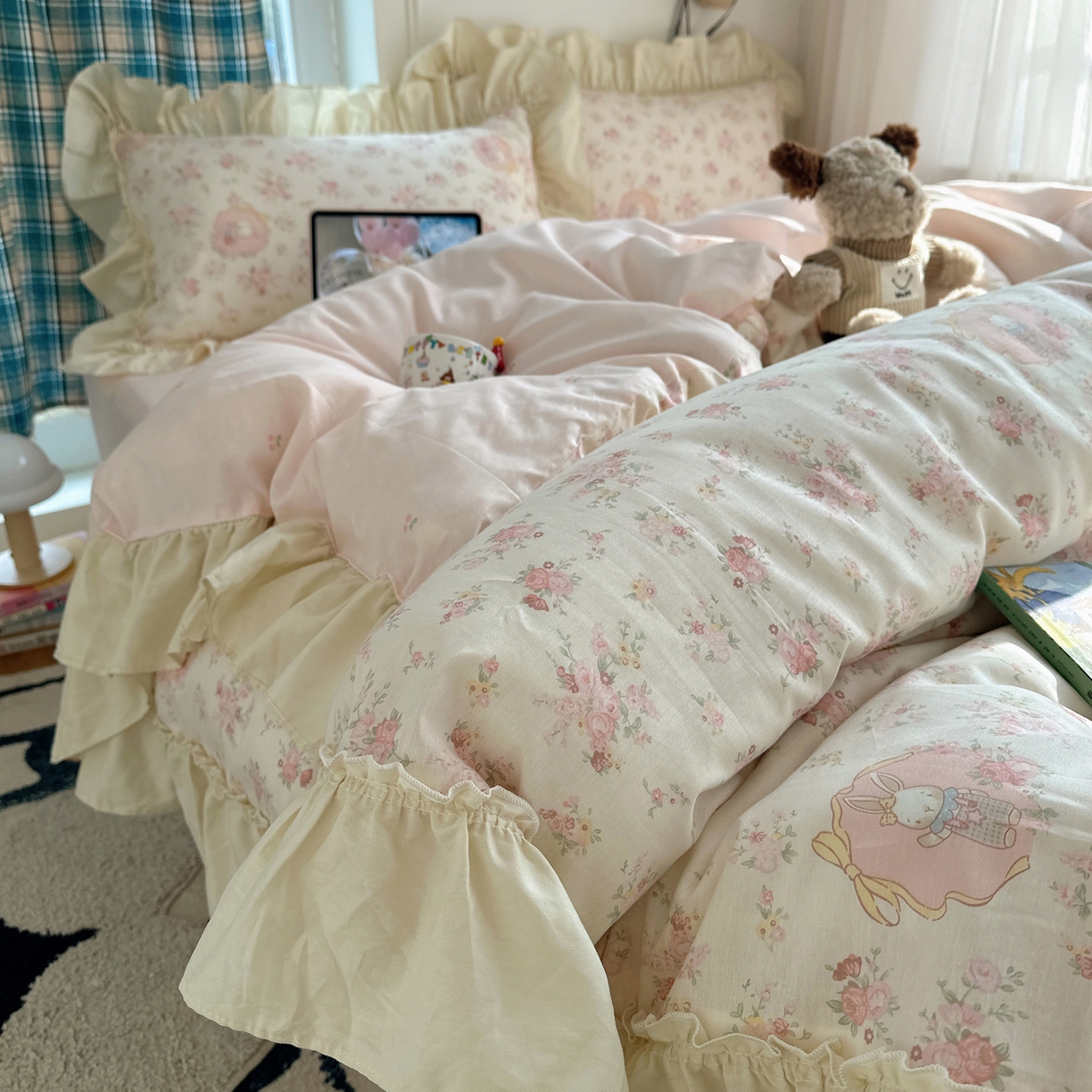 91家纺网 家纺一手货源 找家纺 瑞莱 2026春夏新款全棉纯棉印花韩系卡通花边四件套 爱丽丝花园