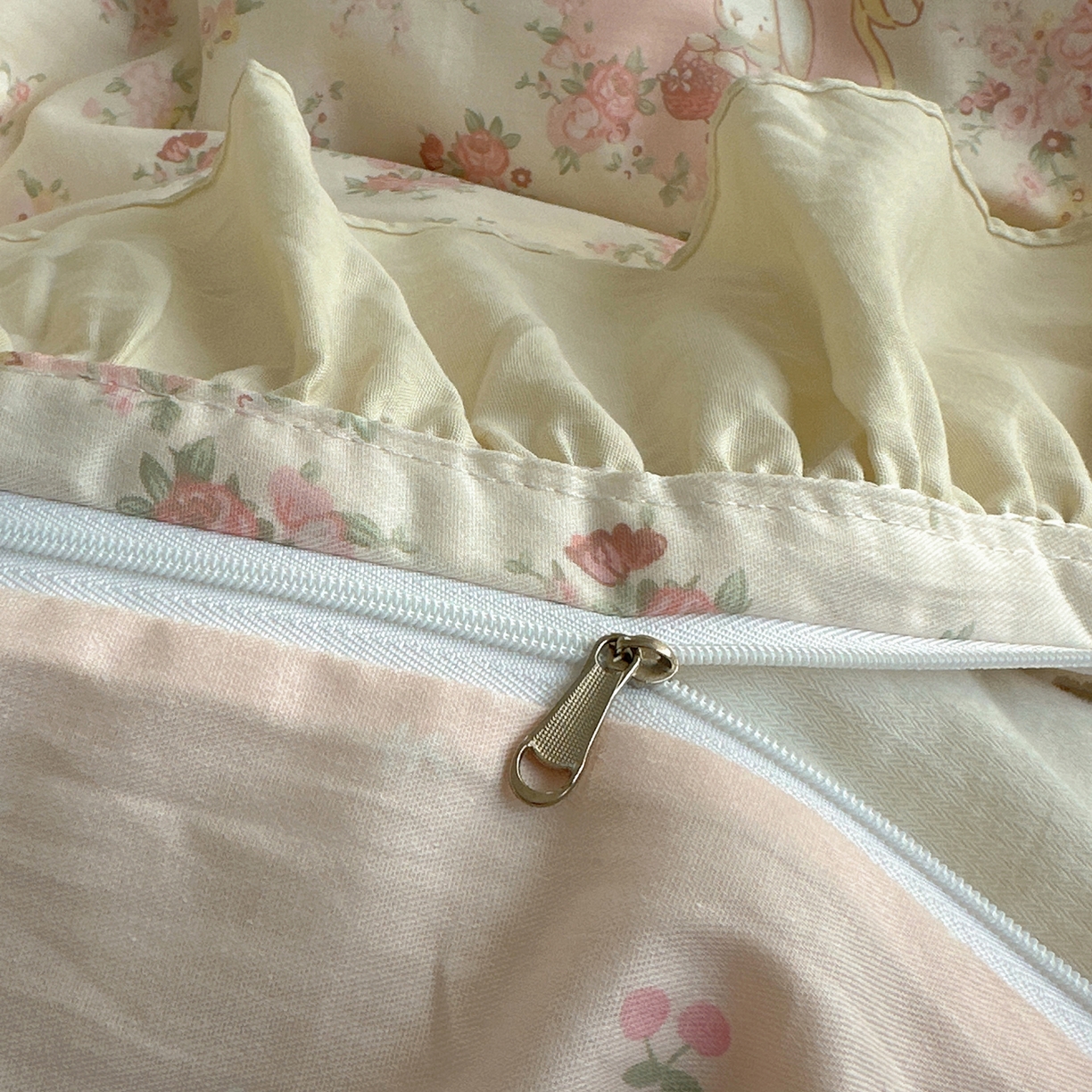 91家纺网 家纺一手货源 找家纺 瑞莱 2026春夏新款全棉纯棉印花韩系卡通花边四件套 爱丽丝花园