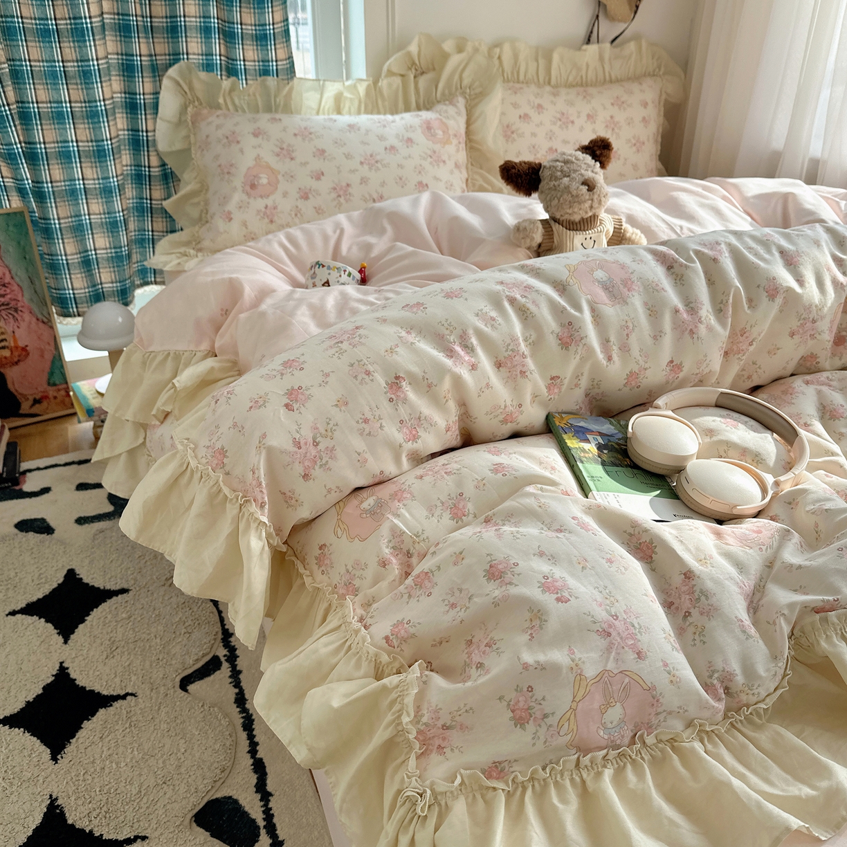 91家纺网 家纺一手货源 找家纺 瑞莱 2026春夏新款全棉纯棉印花韩系卡通花边四件套 爱丽丝花园