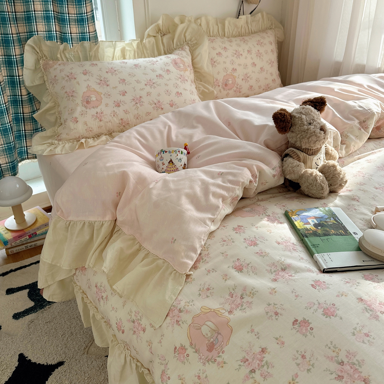 91家纺网 家纺一手货源 找家纺 瑞莱 2026春夏新款全棉纯棉印花韩系卡通花边四件套 爱丽丝花园