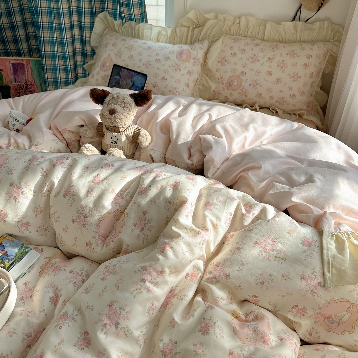 91家纺网 家纺一手货源 找家纺 瑞莱 2026春夏新款全棉纯棉印花韩系卡通花边四件套 爱丽丝花园