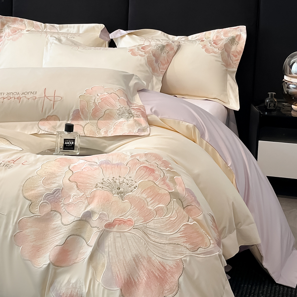 91家纺网 家纺一手货源 找家纺 置顶家纺 2026春夏新款130克磨毛花间集刺绣小清新四件套-风格一 花间集-白+香芋色