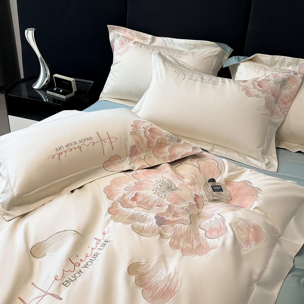 91家纺网 家纺一手货源 找家纺 置顶家纺 2026春夏新款130克磨毛花间集刺绣小清新四件套-风格一 花间集-白+繁星蓝