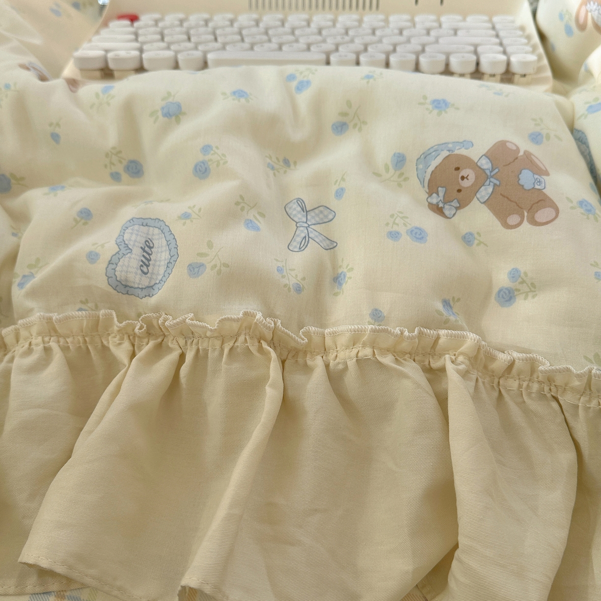 91家纺网 家纺一手货源 找家纺 瑞莱 2026春夏新款全棉纯棉印花韩系卡通花边四件套 爱心兔兔