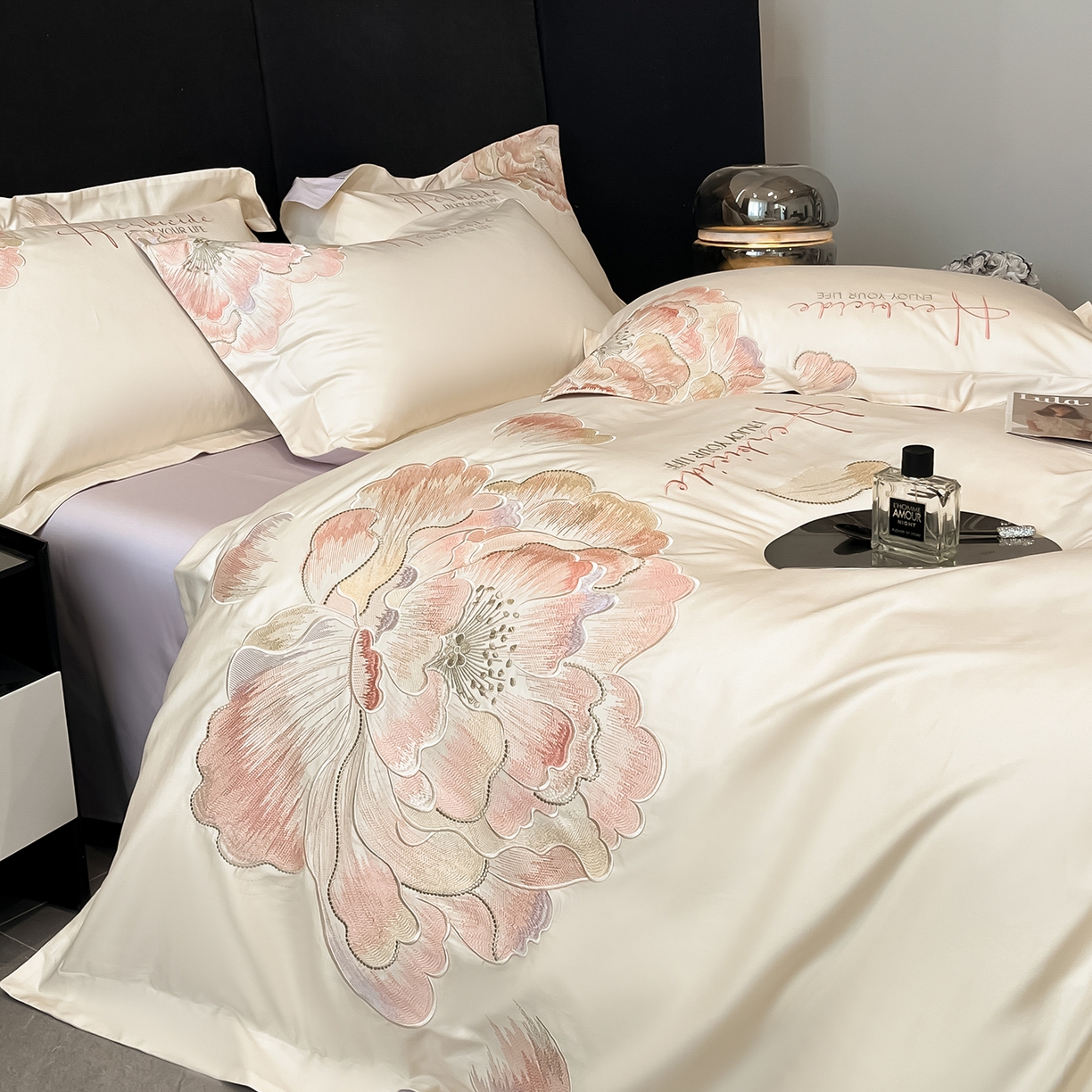 91家纺网 家纺一手货源 找家纺 置顶家纺 2026春夏新款130克磨毛花间集刺绣小清新四件套-风格一 花间集-白+香芋色