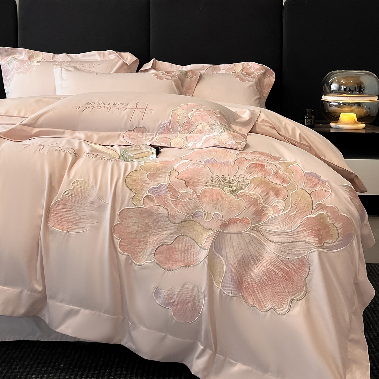 91家纺网 家纺一手货源 找家纺 置顶家纺 2026春夏新款130克磨毛花间集刺绣小清新四件套-风格一 花间集-粉