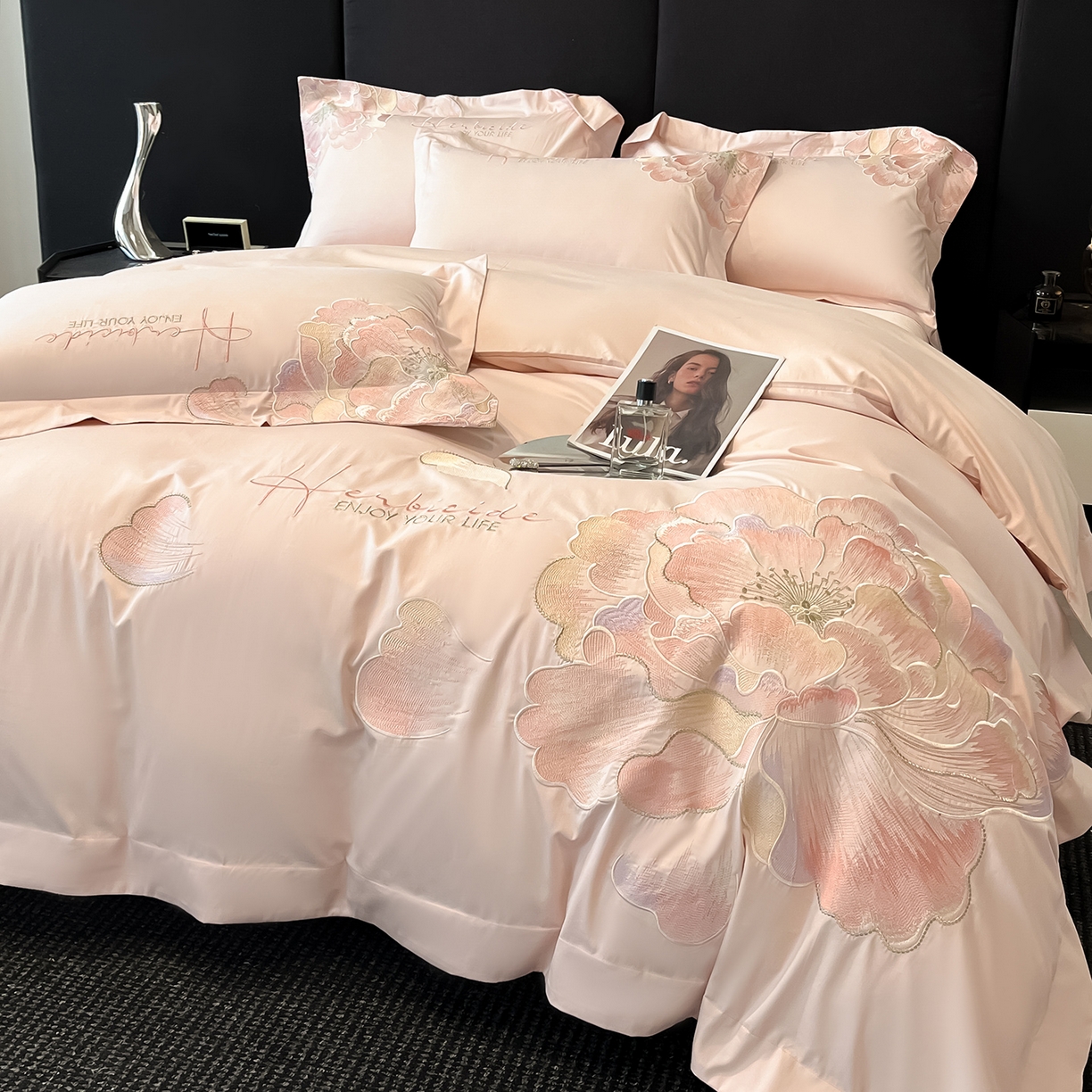 91家纺网 家纺一手货源 找家纺 置顶家纺 2026春夏新款130克磨毛花间集刺绣小清新四件套-风格一 花间集-粉