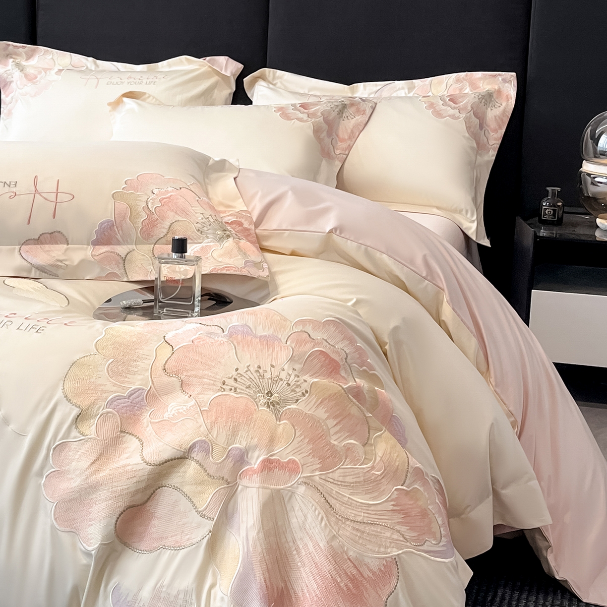 91家纺网 家纺一手货源 找家纺 置顶家纺 2026春夏新款130克磨毛花间集刺绣小清新四件套-风格一 花间集-白+粉