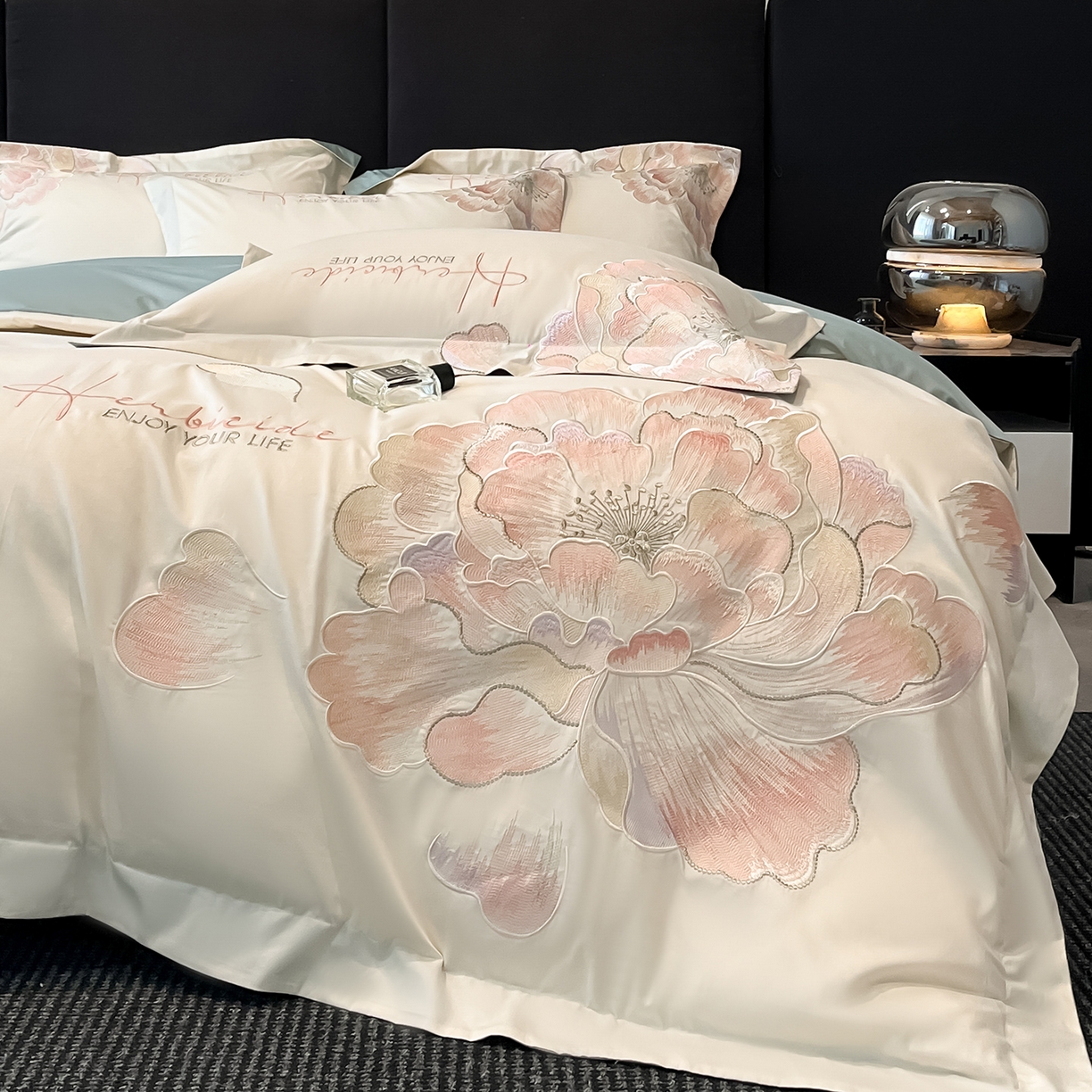 91家纺网 家纺一手货源 找家纺 置顶家纺 2026春夏新款130克磨毛花间集刺绣小清新四件套-风格一 花间集-白+繁星蓝