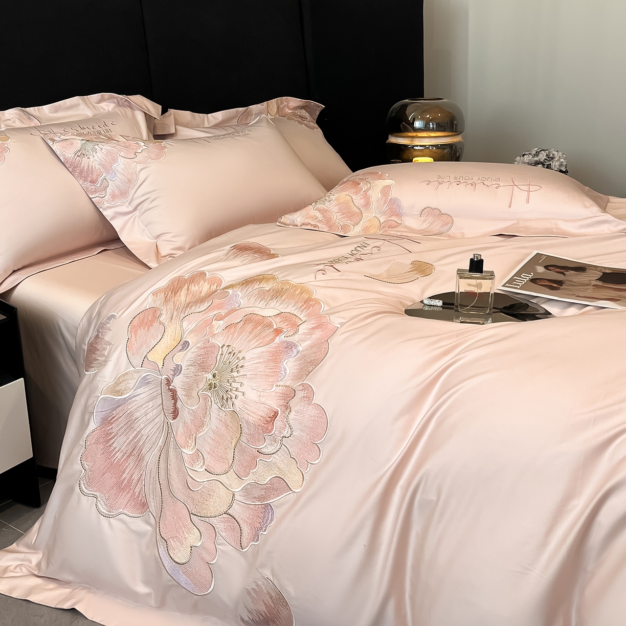 91家纺网 家纺一手货源 找家纺 置顶家纺 2026春夏新款130克磨毛花间集刺绣小清新四件套-风格一 花间集-粉