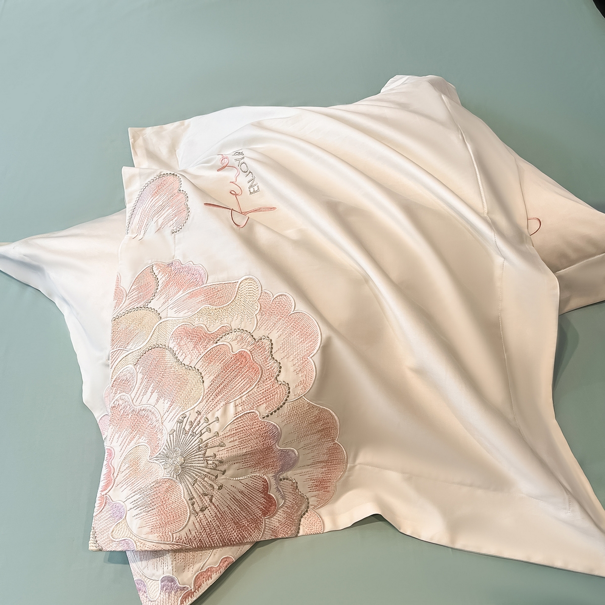 91家纺网 家纺一手货源 找家纺 置顶家纺 2026春夏新款130克磨毛花间集刺绣小清新四件套-风格一 花间集-白+繁星蓝