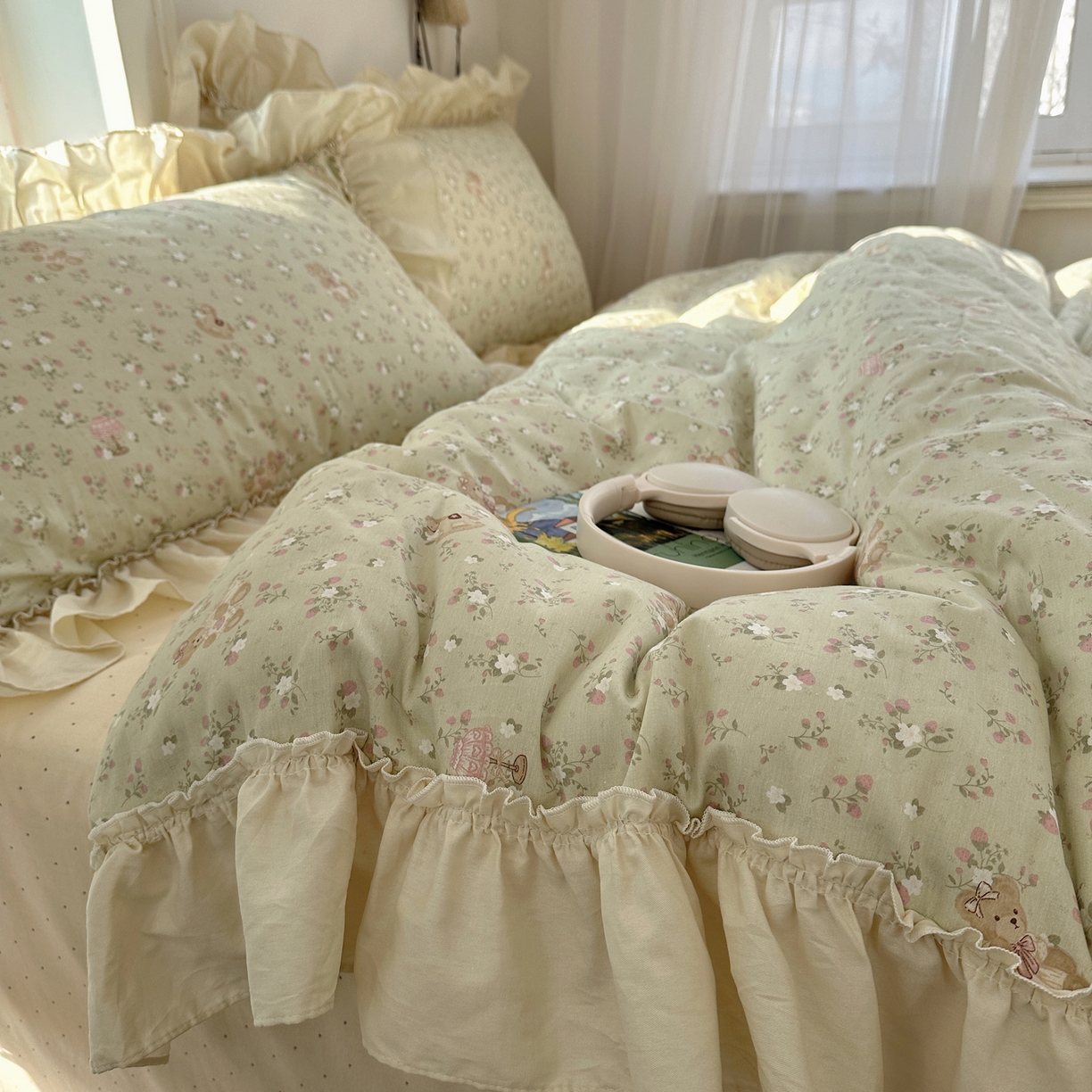 91家纺网 家纺一手货源 找家纺 瑞莱 2026春夏新款全棉纯棉印花韩系卡通花边四件套 草莓小熊