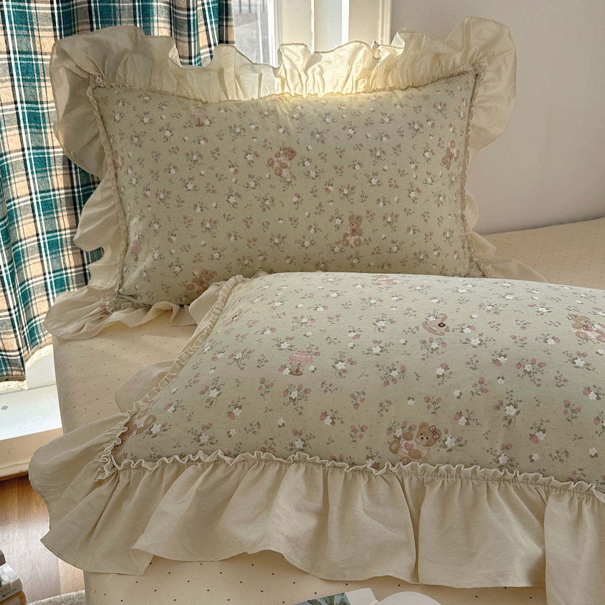 91家纺网 家纺一手货源 找家纺 瑞莱 2026春夏新款全棉纯棉印花韩系卡通花边四件套 草莓小熊