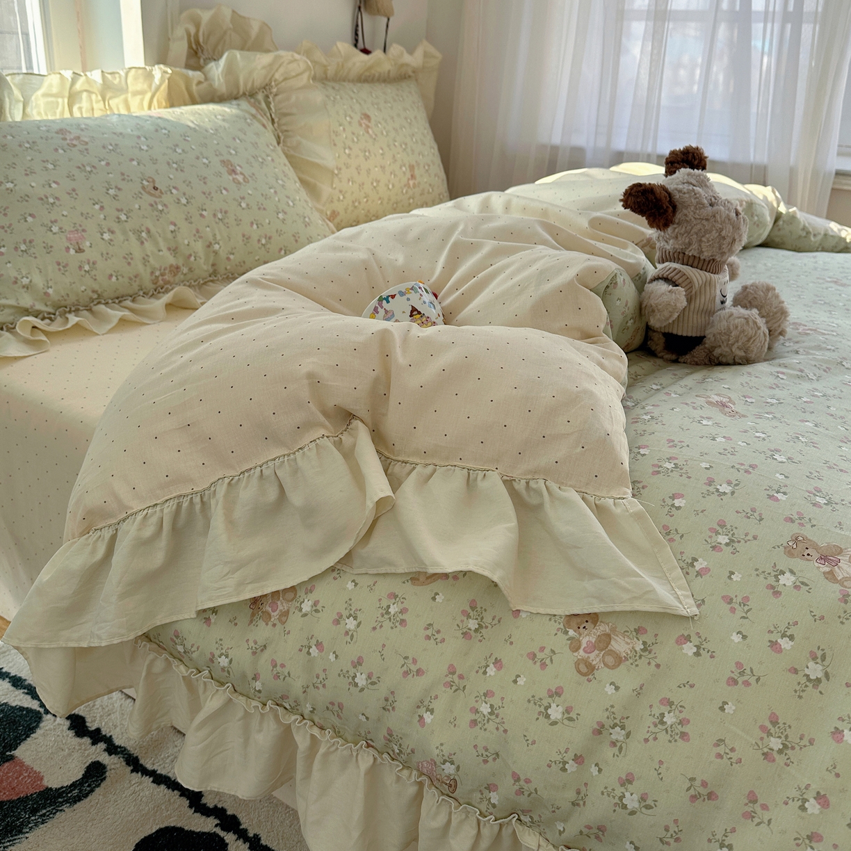 91家纺网 家纺一手货源 找家纺 瑞莱 2026春夏新款全棉纯棉印花韩系卡通花边四件套 草莓小熊