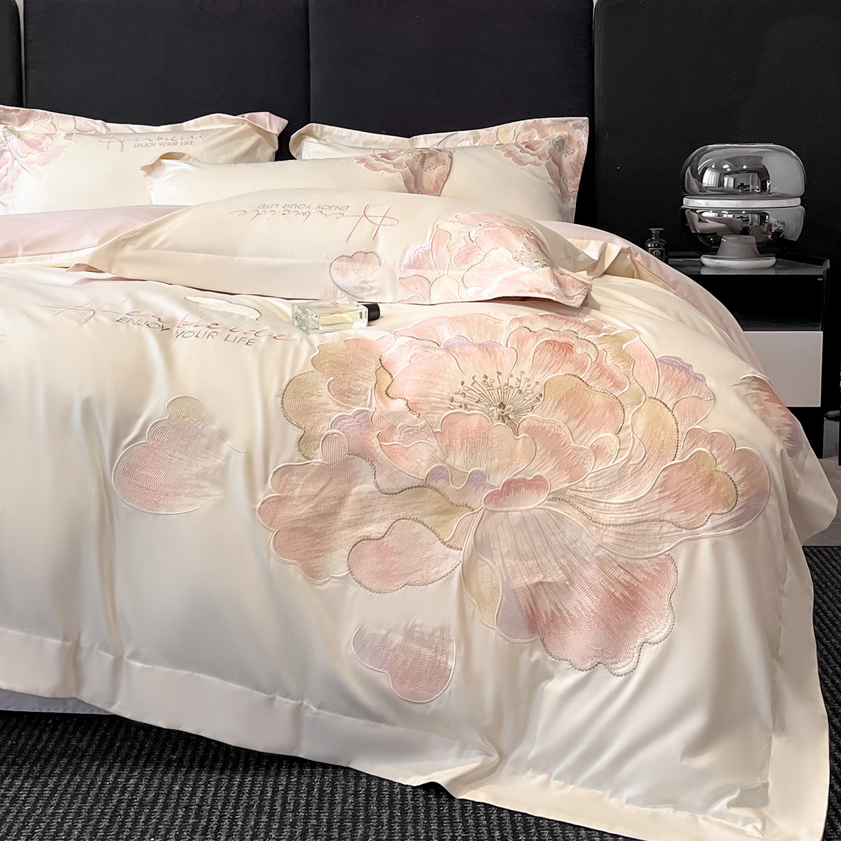 91家纺网 家纺一手货源 找家纺 置顶家纺 2026春夏新款130克磨毛花间集刺绣小清新四件套-风格一 花间集-白+粉