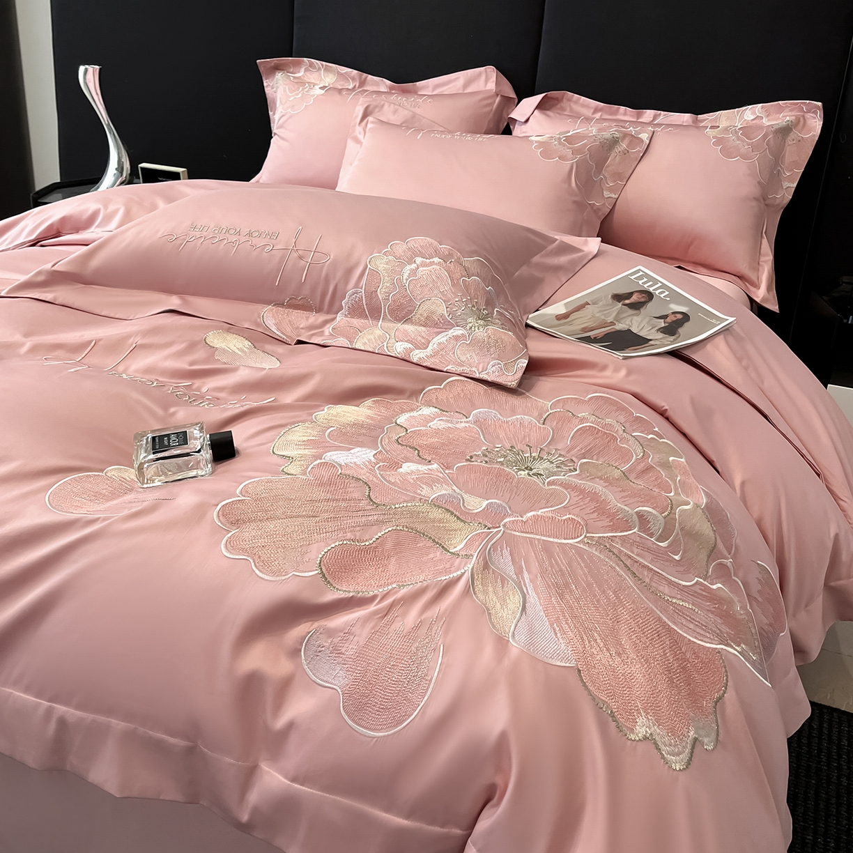 91家纺网 家纺一手货源 找家纺 置顶家纺 2026春夏新款130克磨毛花间集刺绣小清新四件套-风格一 花间集-浅豆沙