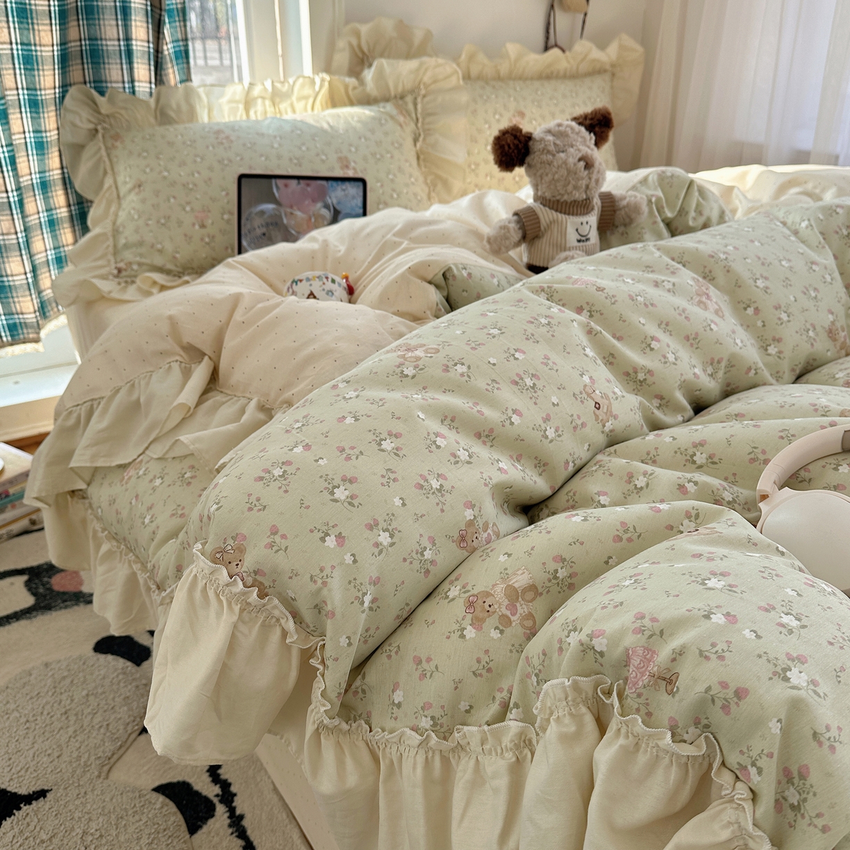 91家纺网 家纺一手货源 找家纺 瑞莱 2026春夏新款全棉纯棉印花韩系卡通花边四件套 草莓小熊