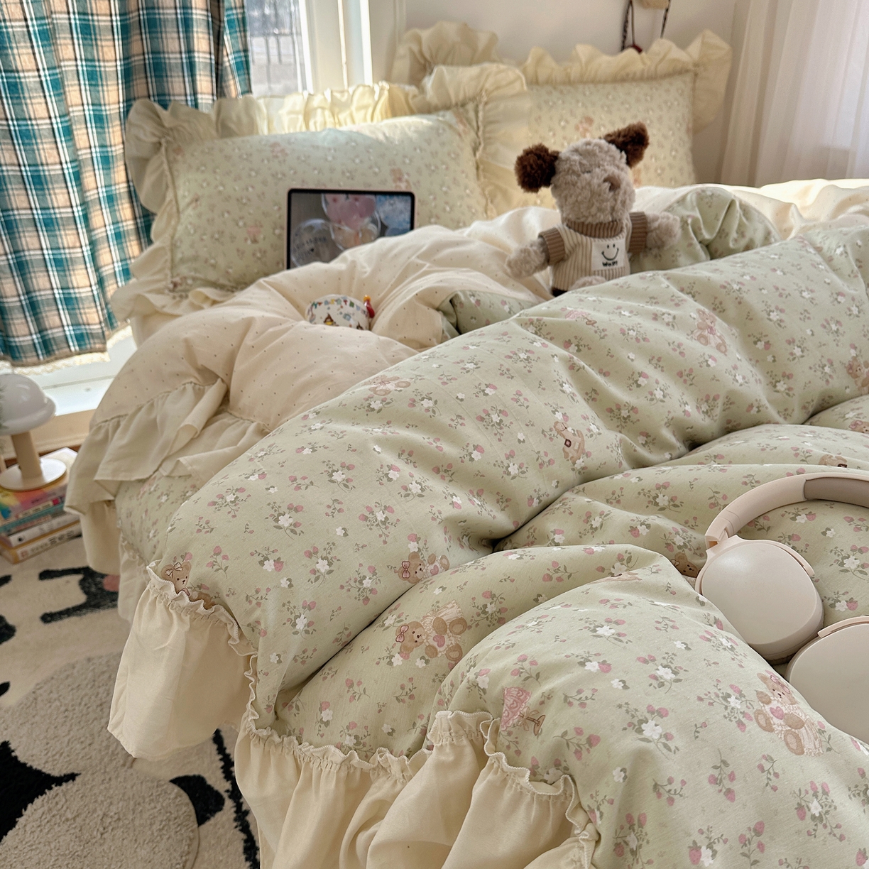 91家纺网 家纺一手货源 找家纺 瑞莱 2026春夏新款全棉纯棉印花韩系卡通花边四件套 草莓小熊