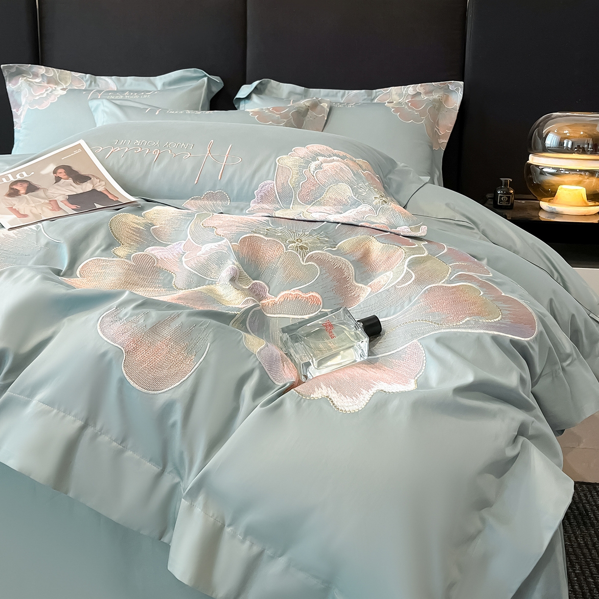 91家纺网 家纺一手货源 找家纺 置顶家纺 2026春夏新款130克磨毛花间集刺绣小清新四件套-风格一 花间集-繁星蓝