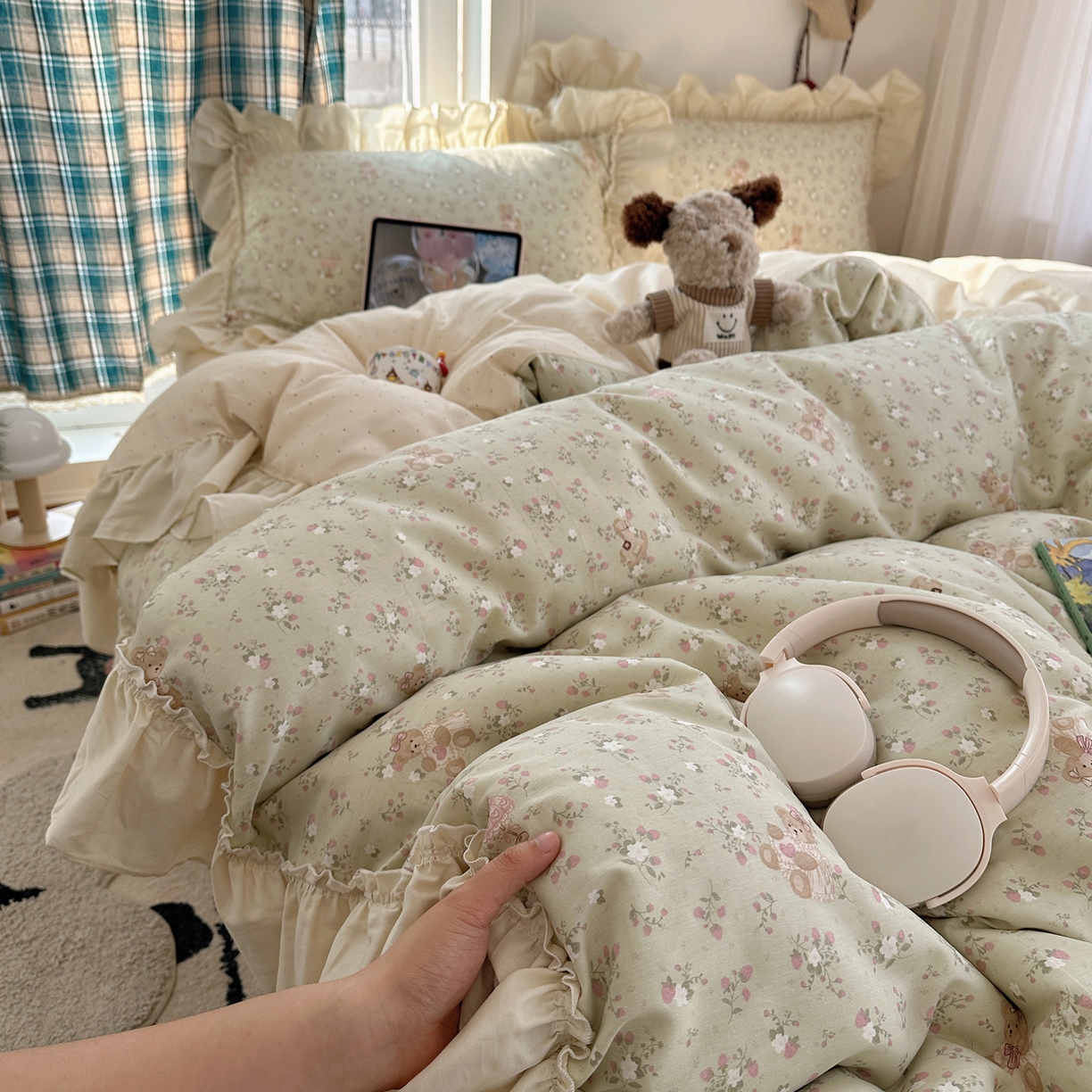 91家纺网 家纺一手货源 找家纺 瑞莱 2026春夏新款全棉纯棉印花韩系卡通花边四件套 草莓小熊