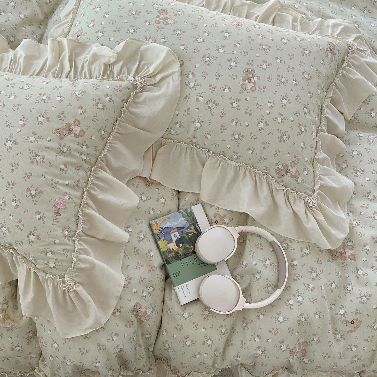 91家纺网 家纺一手货源 找家纺 瑞莱 2026春夏新款全棉纯棉印花韩系卡通花边四件套 草莓小熊