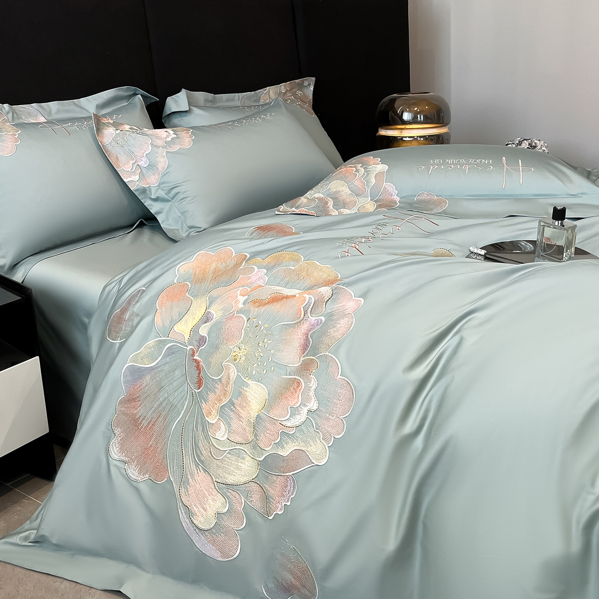 91家纺网 家纺一手货源 找家纺 置顶家纺 2026春夏新款130克磨毛花间集刺绣小清新四件套-风格一 花间集-繁星蓝