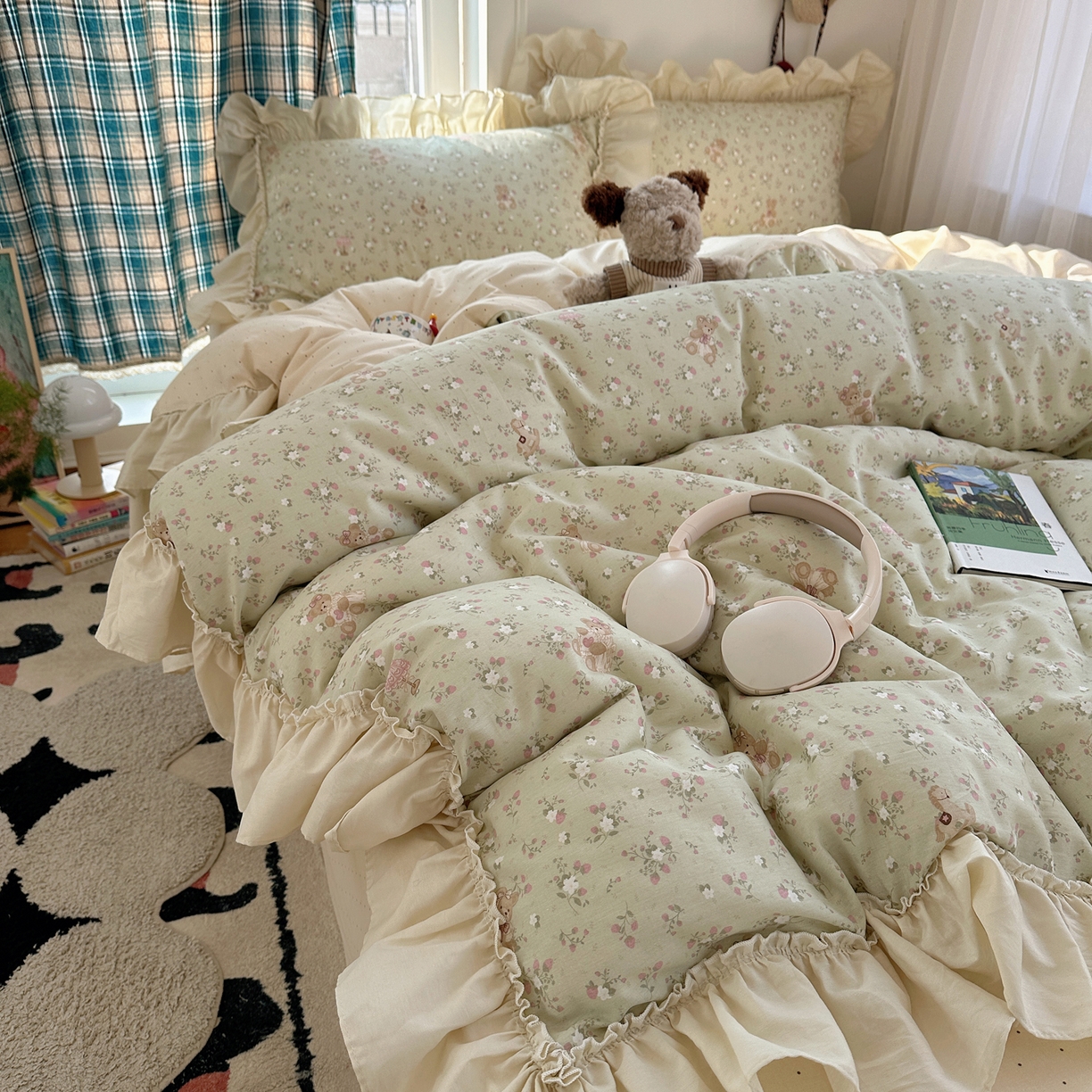 91家纺网 家纺一手货源 找家纺 瑞莱 2026春夏新款全棉纯棉印花韩系卡通花边四件套 草莓小熊