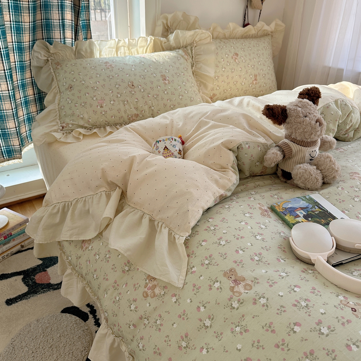 91家纺网 家纺一手货源 找家纺 瑞莱 2026春夏新款全棉纯棉印花韩系卡通花边四件套 草莓小熊