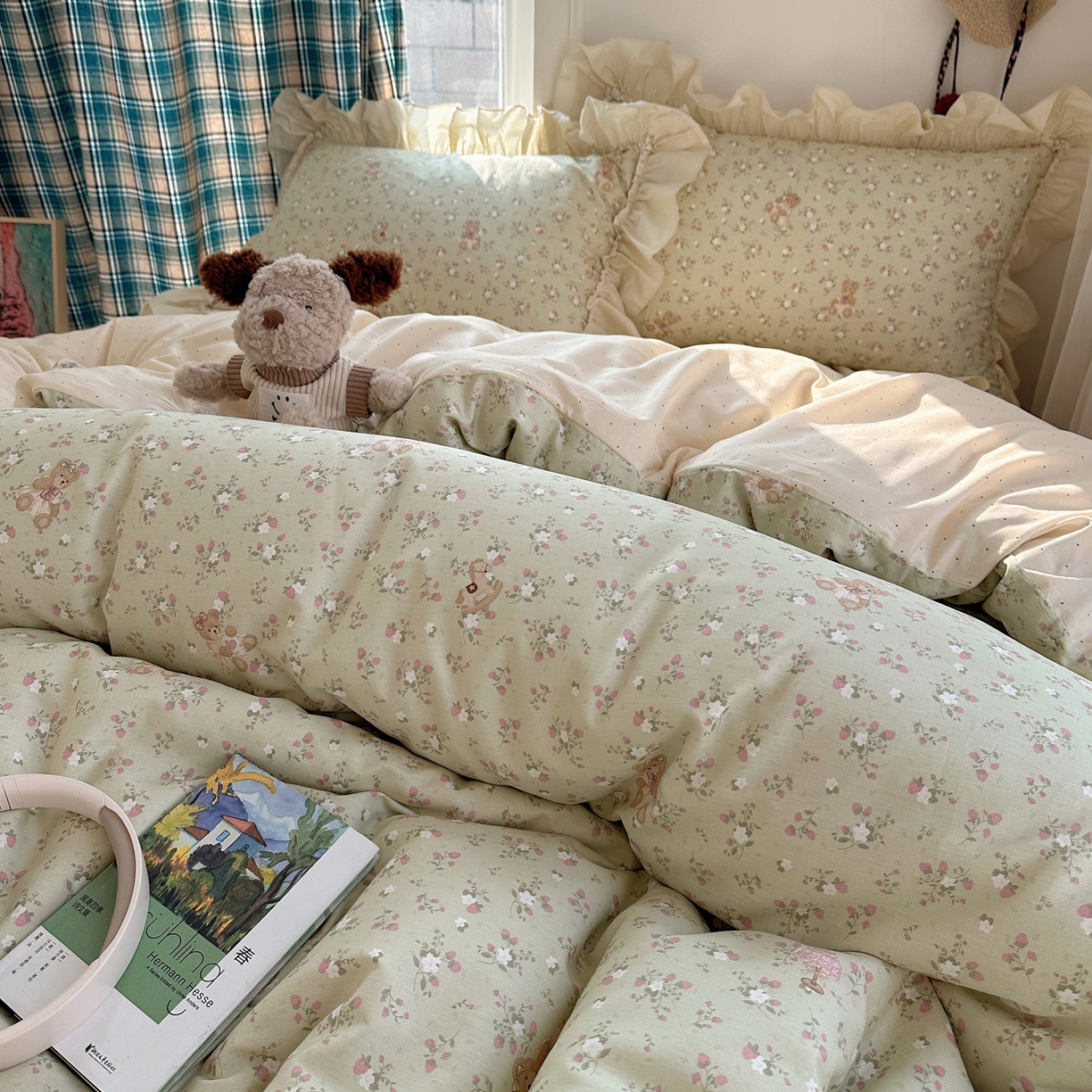 91家纺网 家纺一手货源 找家纺 瑞莱 2026春夏新款全棉纯棉印花韩系卡通花边四件套 草莓小熊