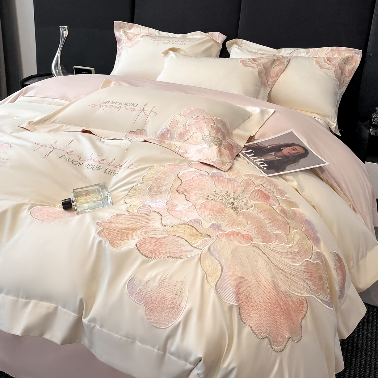 91家纺网 家纺一手货源 找家纺 置顶家纺 2026春夏新款130克磨毛花间集刺绣小清新四件套-风格一 花间集-白+粉