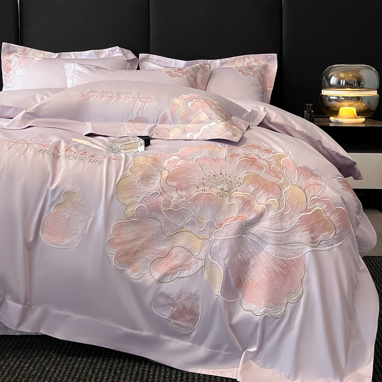 91家纺网 家纺一手货源 找家纺 置顶家纺 2026春夏新款130克磨毛花间集刺绣小清新四件套-风格一 花间集-香芋紫