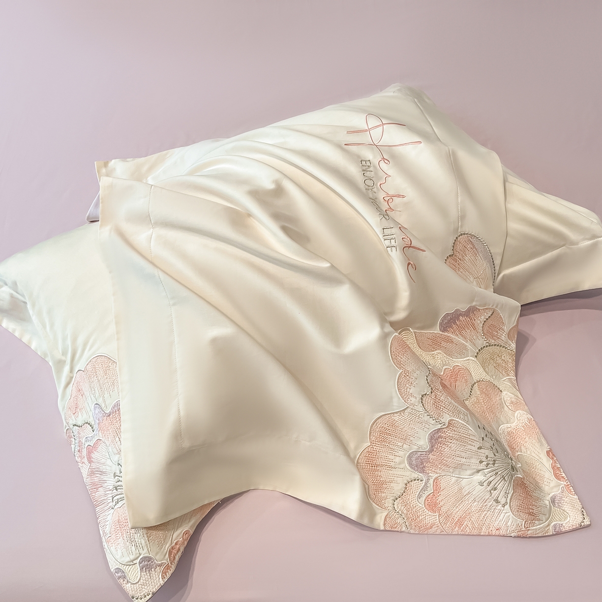 91家纺网 家纺一手货源 找家纺 置顶家纺 2026春夏新款130克磨毛花间集刺绣小清新四件套-风格一 花间集-白+香芋色