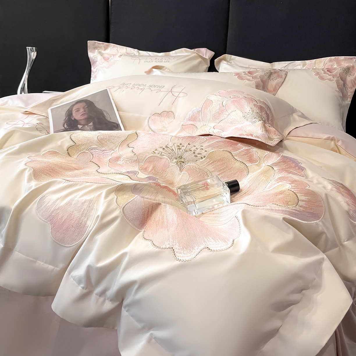 91家纺网 家纺一手货源 找家纺 置顶家纺 2026春夏新款130克磨毛花间集刺绣小清新四件套-风格一 花间集-白+粉