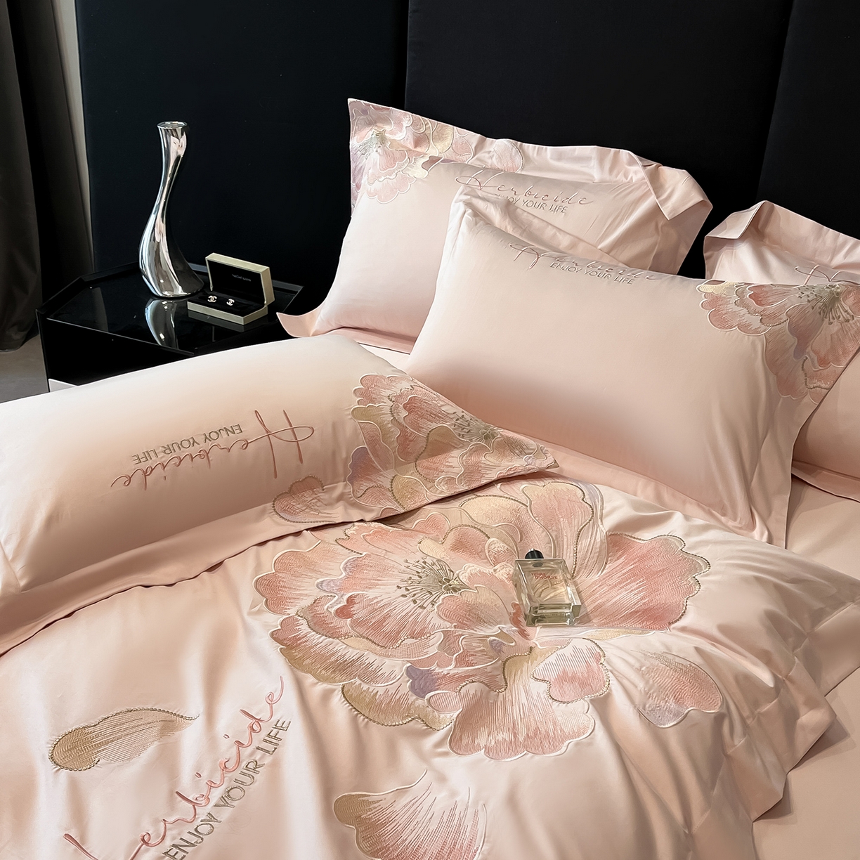 91家纺网 家纺一手货源 找家纺 置顶家纺 2026春夏新款130克磨毛花间集刺绣小清新四件套-风格一 花间集-粉