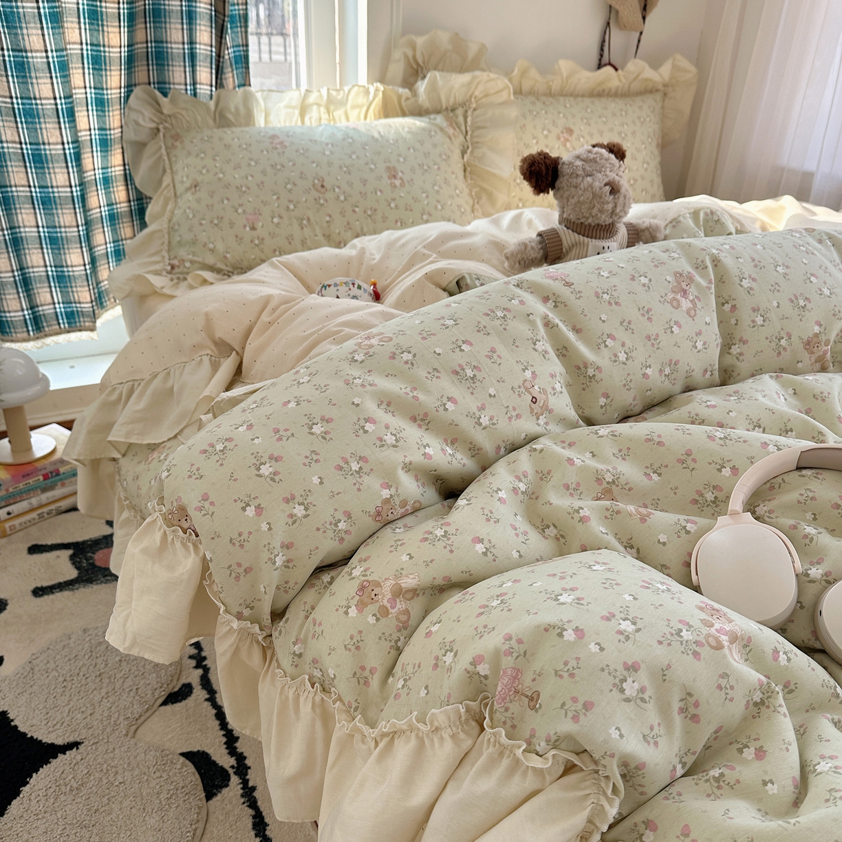 91家纺网 家纺一手货源 找家纺 瑞莱 2026春夏新款全棉纯棉印花韩系卡通花边四件套 草莓小熊