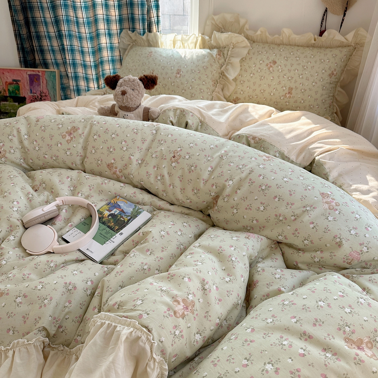 91家纺网 家纺一手货源 找家纺 瑞莱 2026春夏新款全棉纯棉印花韩系卡通花边四件套 草莓小熊