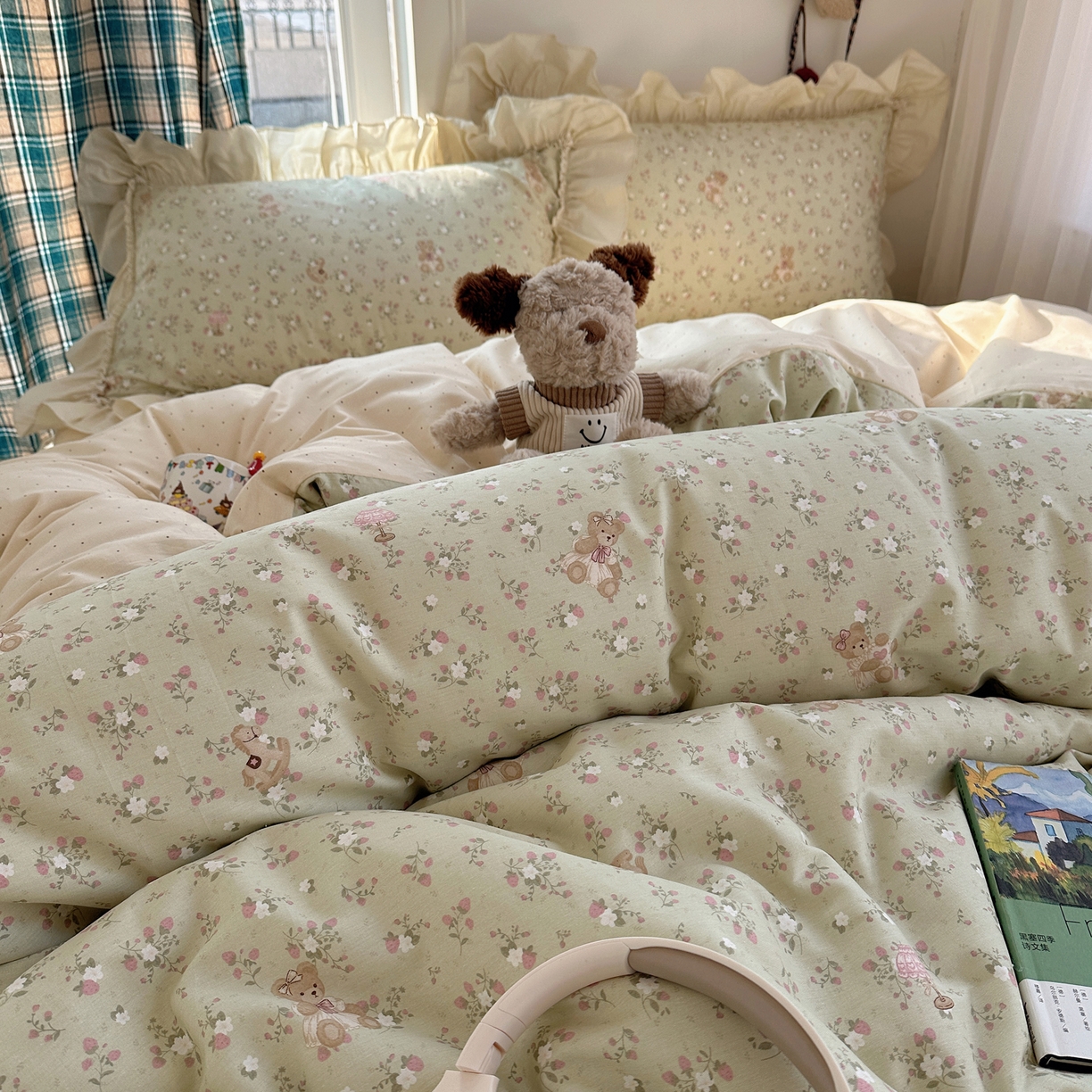 91家纺网 家纺一手货源 找家纺 瑞莱 2026春夏新款全棉纯棉印花韩系卡通花边四件套 草莓小熊