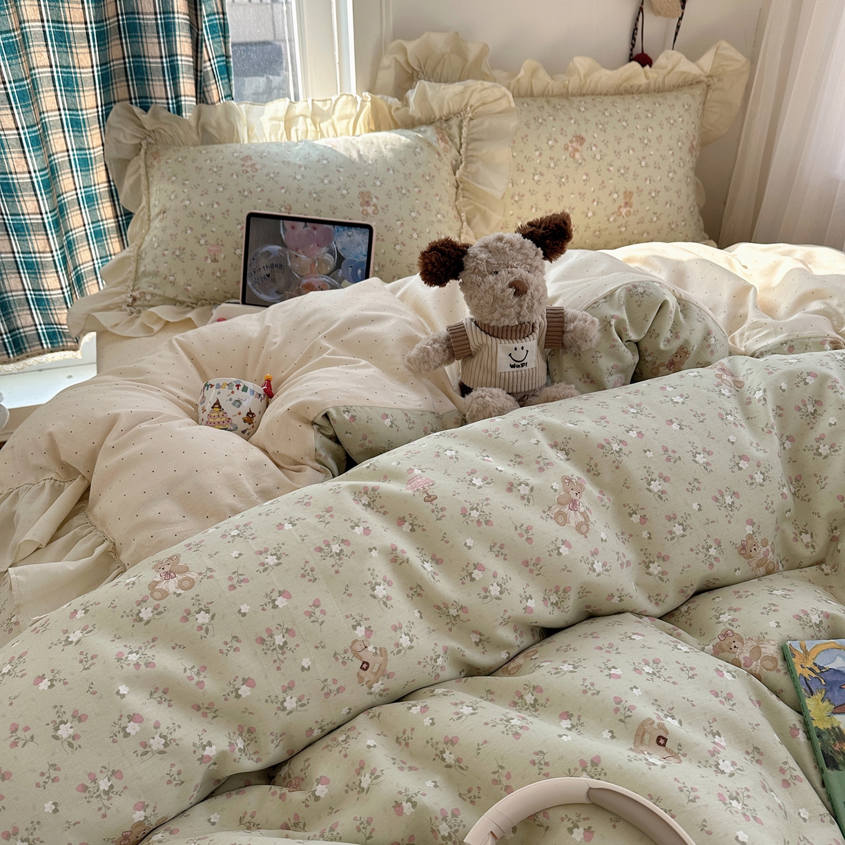 91家纺网 家纺一手货源 找家纺 瑞莱 2026春夏新款全棉纯棉印花韩系卡通花边四件套 草莓小熊