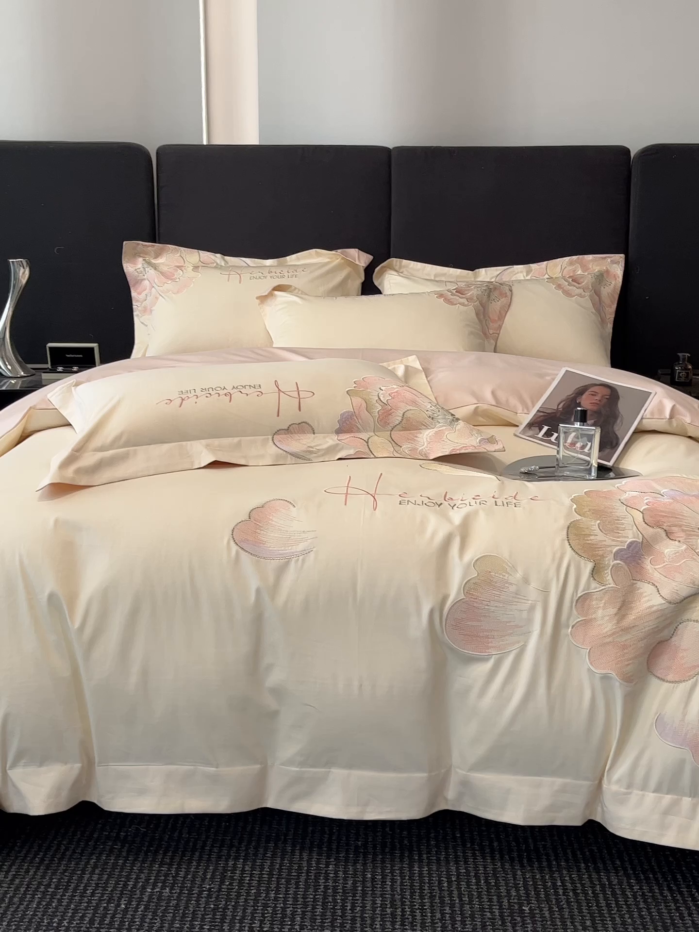 91家纺网 家纺一手货源 找家纺 置顶家纺 2026春夏新款130克磨毛花间集刺绣小清新四件套-风格一 花间集-白+粉