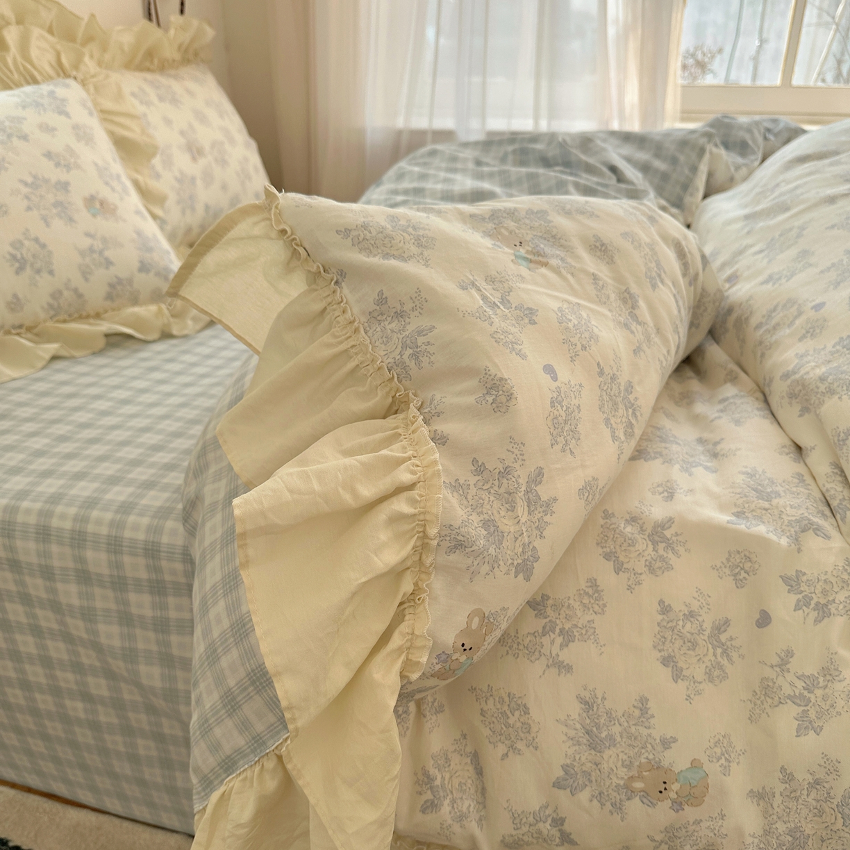 91家纺网 家纺一手货源 找家纺 瑞莱 2026春夏新款全棉纯棉印花韩系卡通花边四件套 秘境